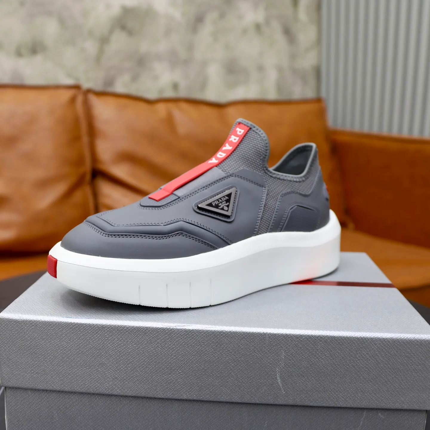 Men's shoes: 620💰🙅‍♂️🙅‍♂️🙅‍♂️ Brand: PRADA Standard code: 38–44 (45 can be customized) Level: Same as the official website Material: Original cowhide fabric Comfortable sheepskin lining Lightweight wear-resistant outsole Style category: Men's fashionable casual shoes and boots Running sneakers Distinguished luxury brand elements Top luxury Color: actual picture color